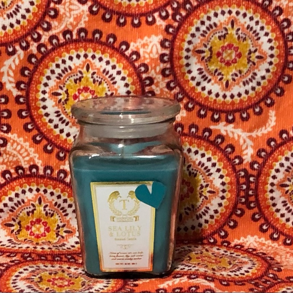 Candle Sea Lily & Lotus scented. 18oz 485g